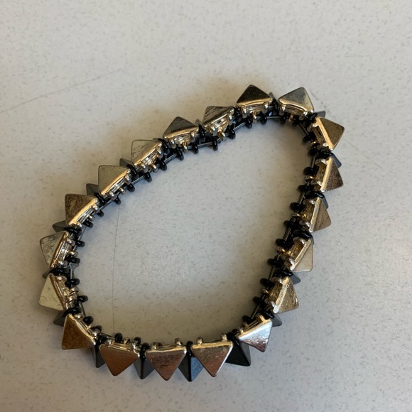 Jewelry - Black triangles stretchy bracelet-like new!